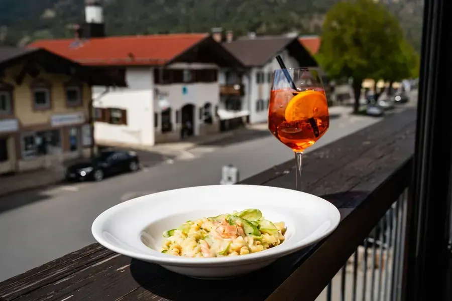 Hausgemachte Pasta und Aperitif auf der Terrasse des Ristorante Colosseo