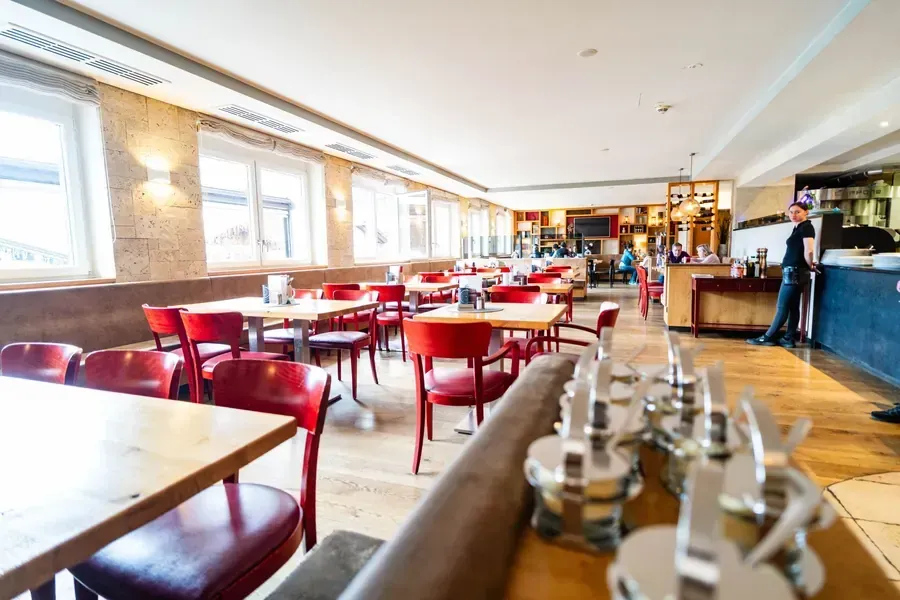 Heller Innenraum des Ristorante Colosseo in Garmisch-Partenkirchen