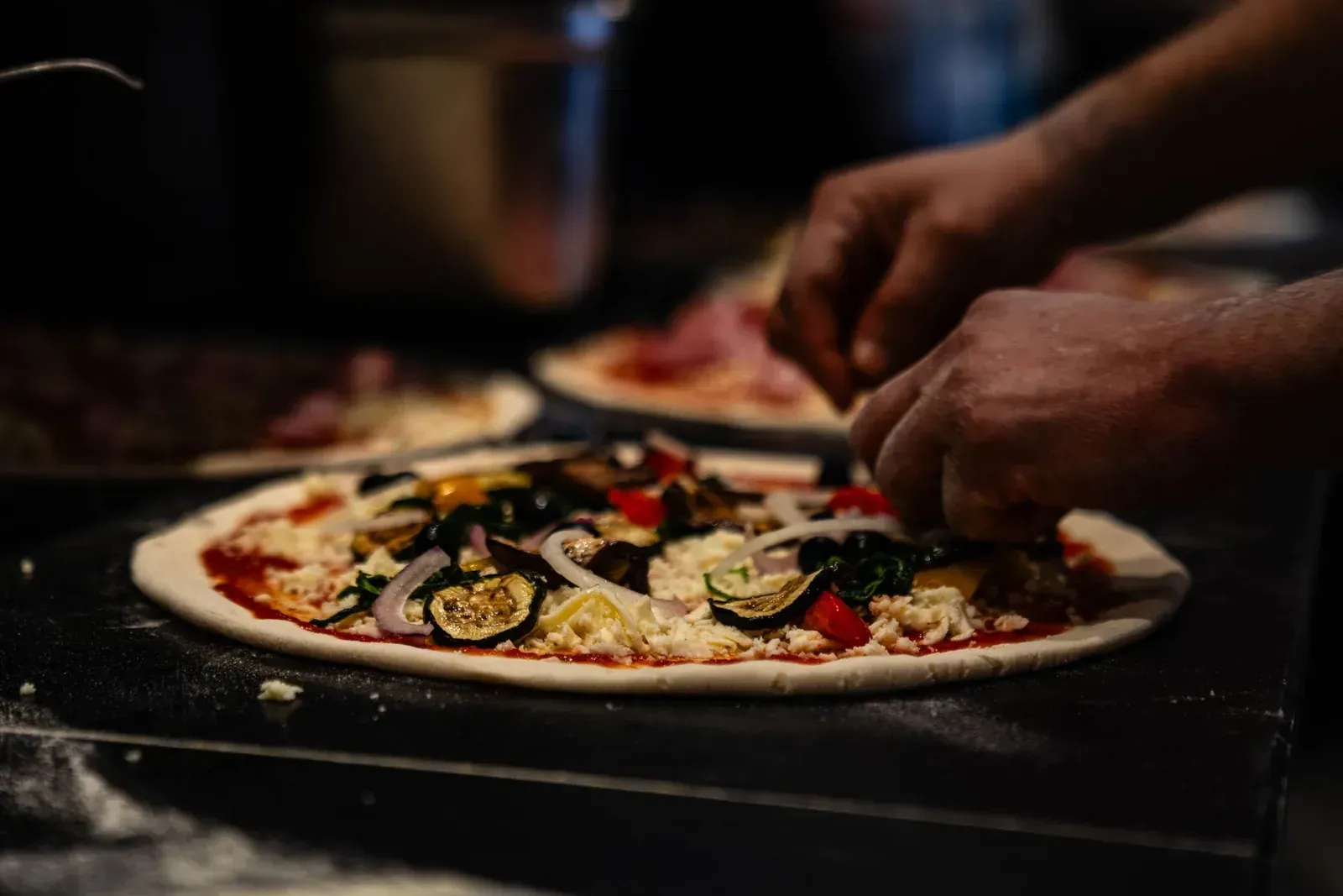 Pizza wird im Ristorante Colosseo belegt