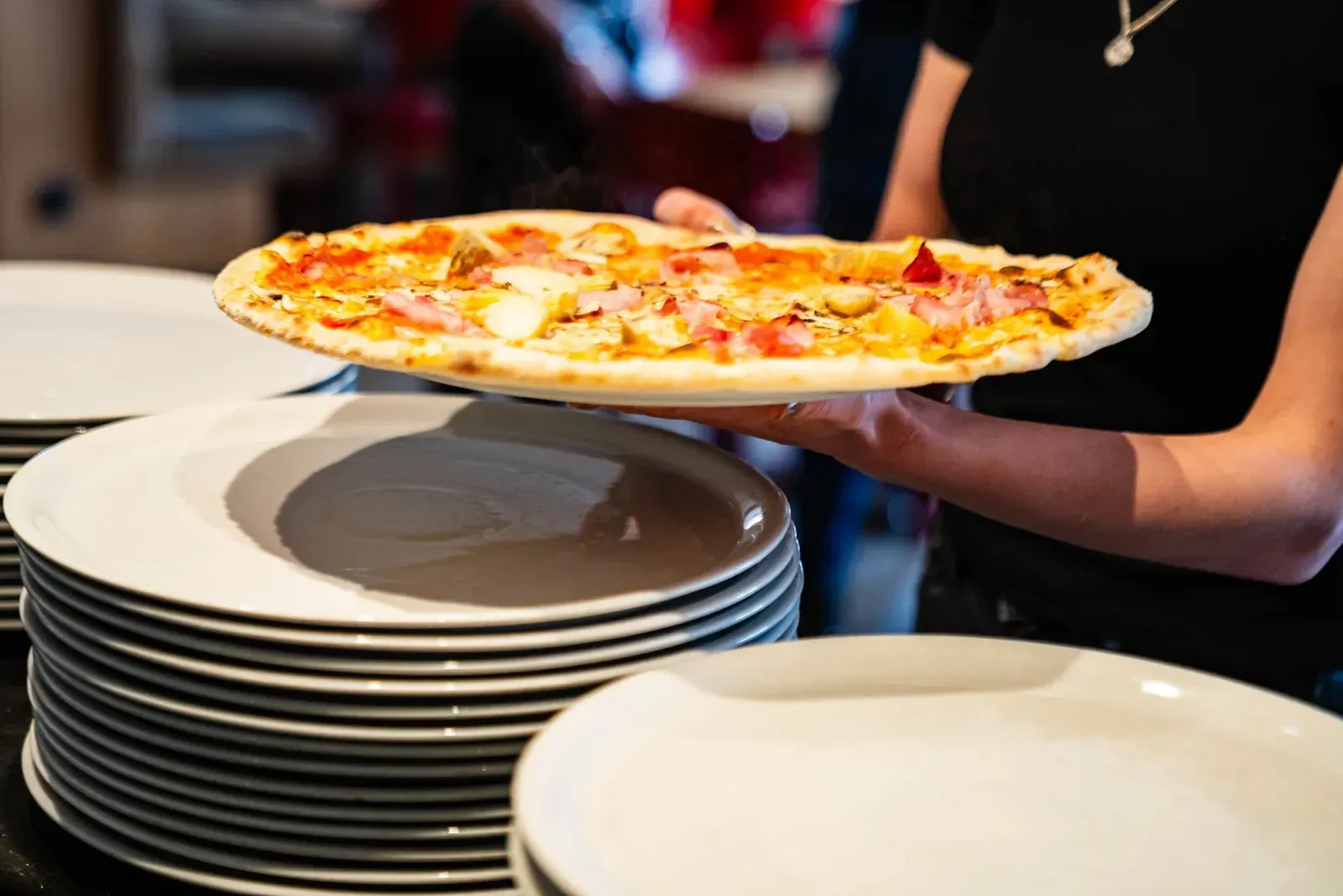 Pizza frisch aus dem Holzofen im Ristorante Colosseo