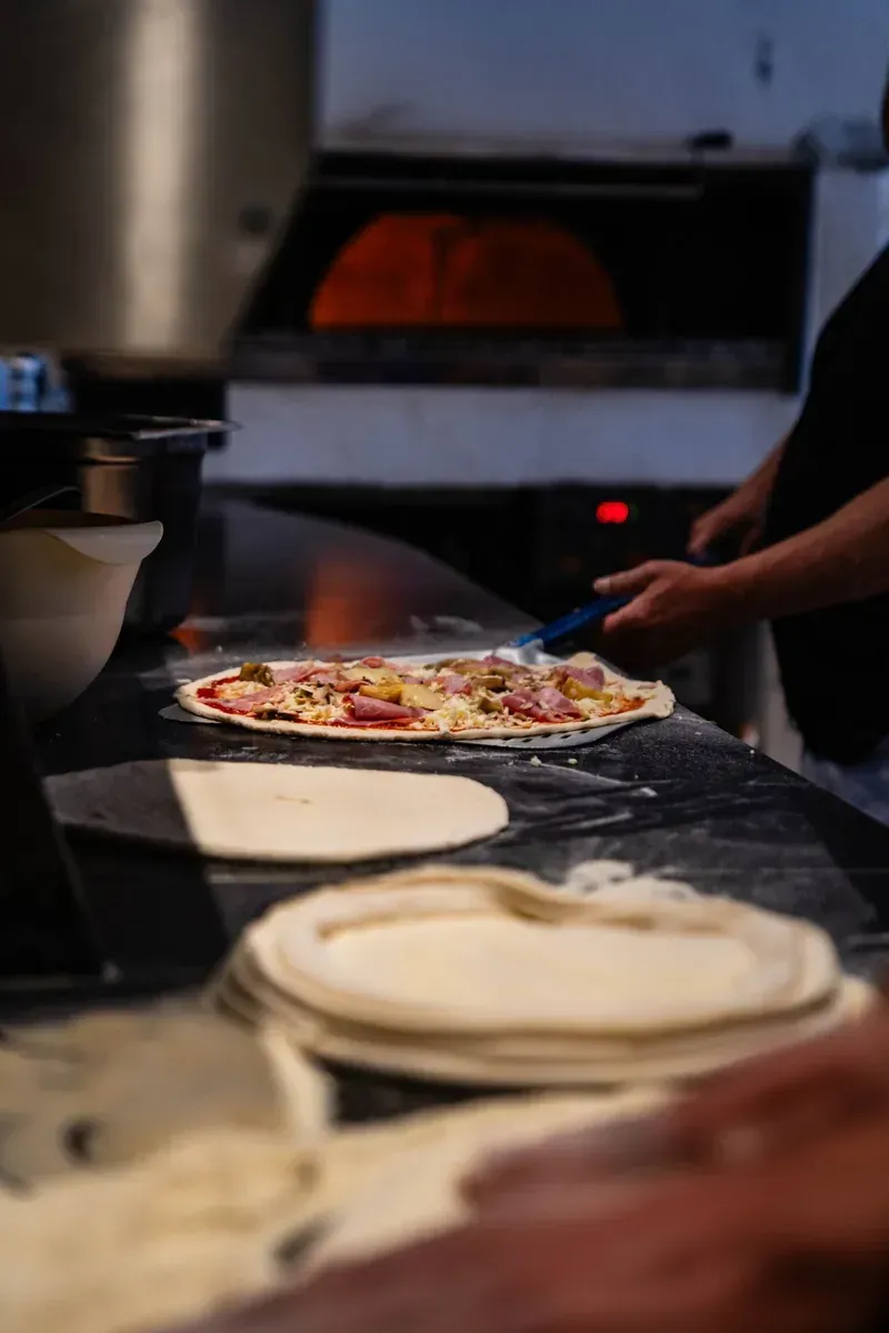 Pizza wird im Ristorante Colosseo vorbereitet